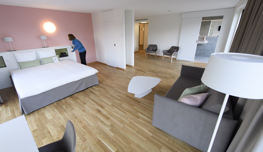 Une personne est photographiee dans une chambre de l'Hotel des Patients au coeur de la cite hospitaliere du Centre Hospitalier Universitaire Vaudois, CHUV, ce mardi 11 octobre 2016 a Lausanne. (K ...