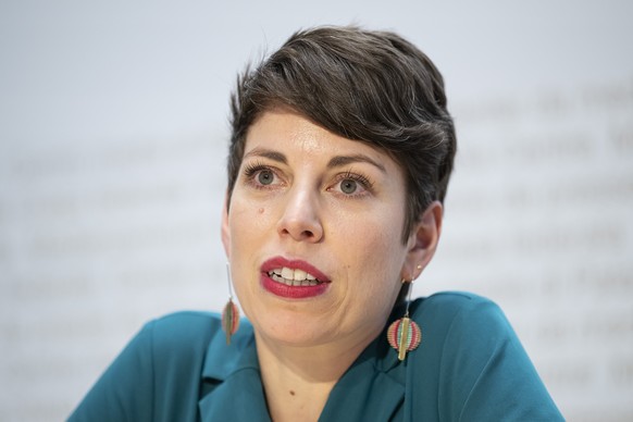 Lisa Mazzone, Praesidentin Gruene Schweiz, spricht waehrend einer Medienkonferenz von die Allianz &quot;NEIN zum Sanierungsstopp&quot;, am Dienstag, 19. August 2025 in Bern. (KEYSTONE/Anthony Anex)