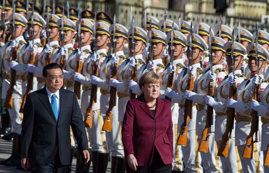 Ein herzliches Willkommen: Chinas Premier Li Keqiang und die deutsche Kanzlerin Chancellor Angela Merkel am 29. Oktober in Peking.