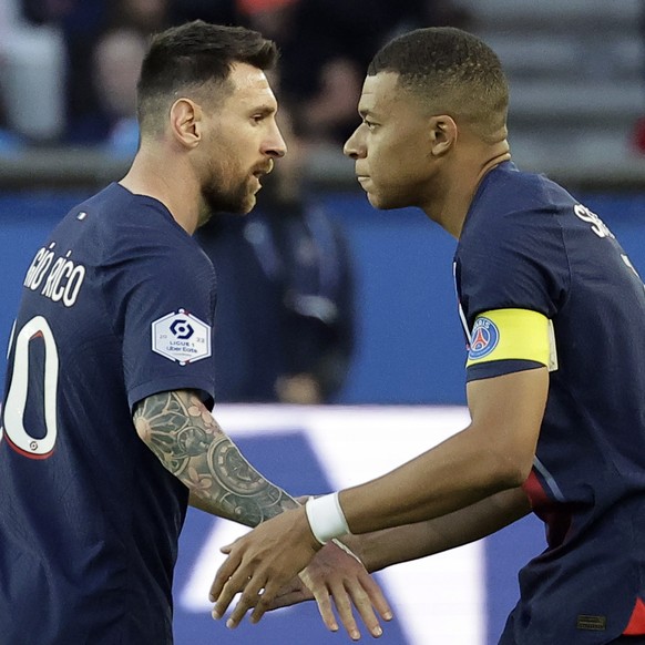 epa10671355 Paris Saint Germain&#039;s Kylian Mbappe (R) hugs with teammate Lionel Messi after he converted a penalty to score the 2-0 goal during the French Ligue 1 soccer match between Paris Saint G ...