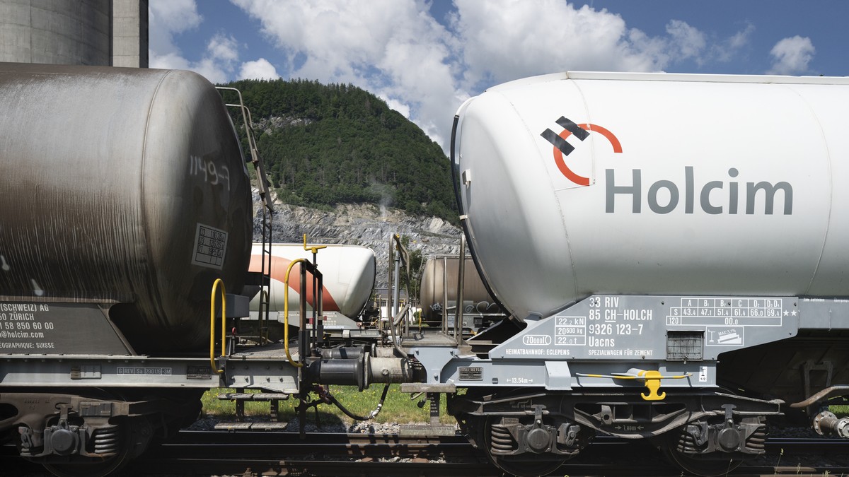 ARCHIVBILD ZU DEN UMSATZZAHLEN VON HOLCIM --- Ein Gueterzug steht auf dem Gelaende eines Holcim Zementwerks, fotografiert am 10. Juni 2021 in Untervaz, Kanton Graubuenden. (KEYSTONE/Gaetan Bally)