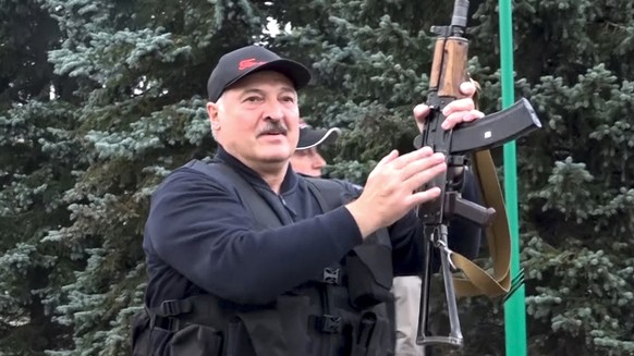 Auftritt mit Kalaschnikov: Alexander Lukaschenko am 23. August in Minsk.