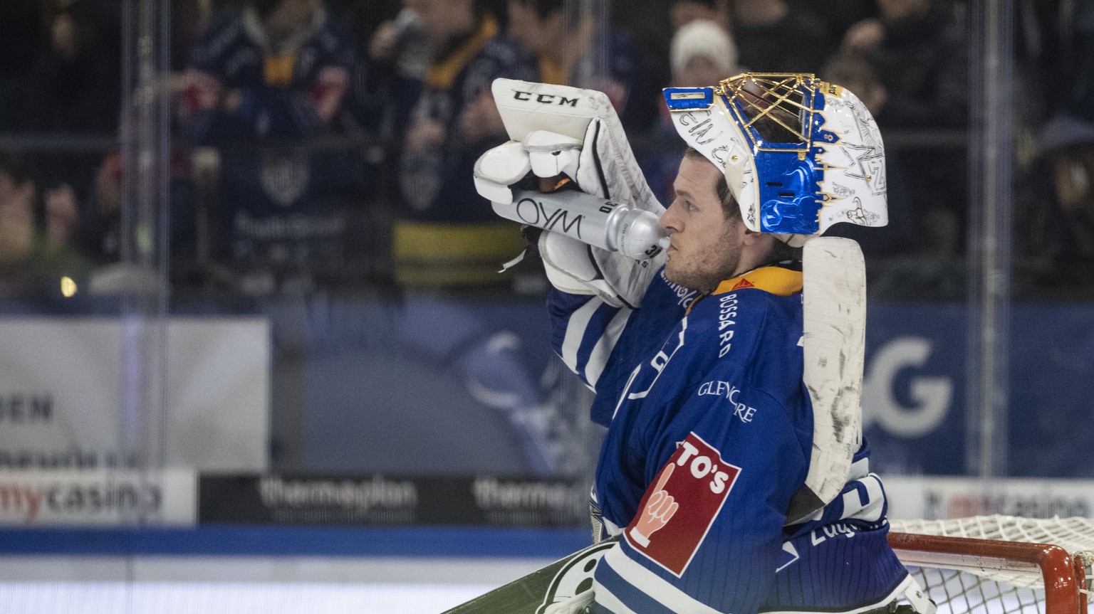 Torhueter Leonardo Genoni von Zug beim Eishockey Meisterschaftsspiel der National League zwischen dem EV Zug und dem Geneve Servette HC am Samstag, 2. Maerz 2024 in Zug. (KEYSTONE/Urs Flueeler).