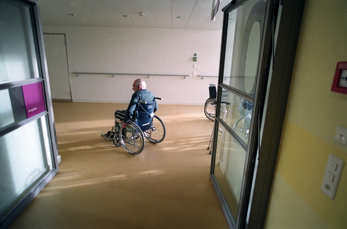 ARCHIVBILD ZUR MEDIENKONFERENZ DER KAMPAGNE "SMARTER MEDICINE", AM MONTAG, 12. JUNI 2107 - Ein betagter Patient in einem Rollstuhl begibt sich am Sonntag, 1. Februar 2004, durch einen Korrid ...