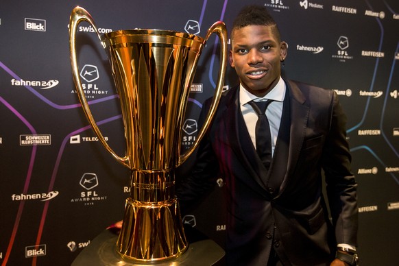 Der neue Meisterpokal der Super League mit Breel Embolo.