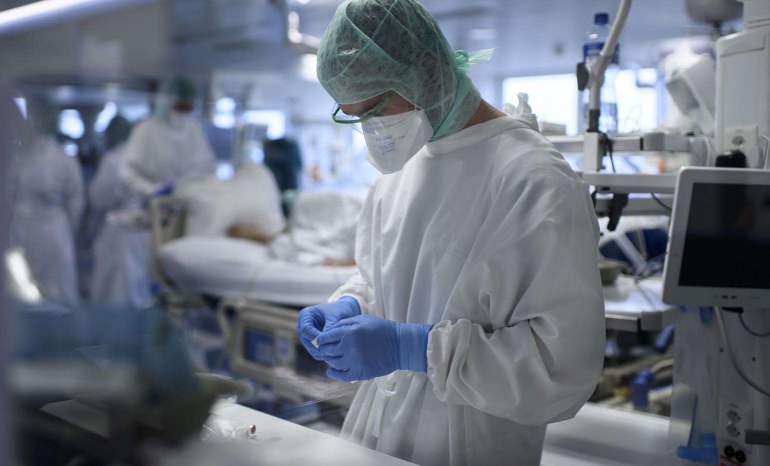 Medical personnel at work in the intensive care unit of the hospital &quot;Hopital cantonal fribourgeois (HFR)&quot; during the coronavirus disease (COVID-19) outbreak, in Fribourg, Switzerland, Monda ...