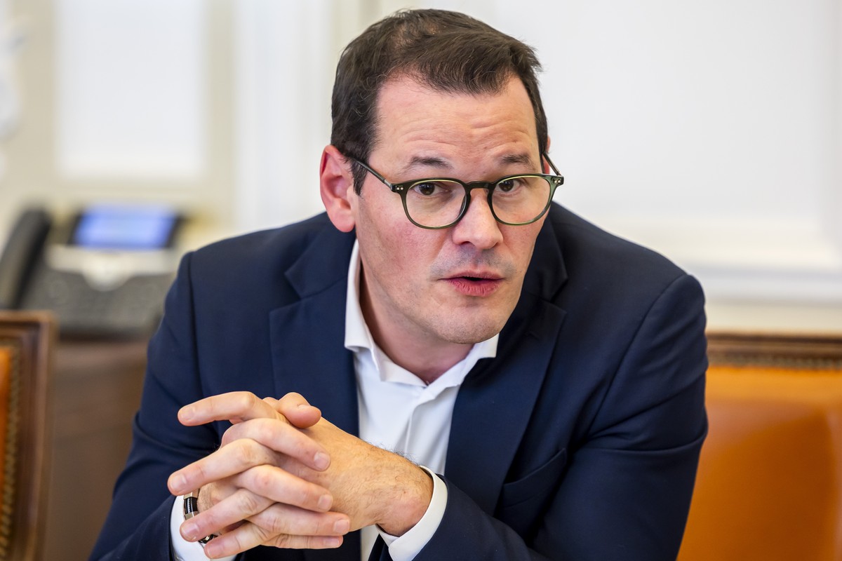 Le conseiller d'Etat Pierre Maudet presente le perimetre et des caracteristiques du futur train leger souterrain Jura-Leman-Saleve durant un point presse du Conseil d'Etat genevois, ce mercr ...