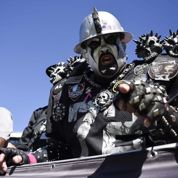 epaselect epa04974383 Oakland Raiders fans during the first half against the Denver Broncos in their NFL game at O.co Coliseum in Oakland, California, USA, 11 October 2015. EPA/JOHN G. MABANGLO