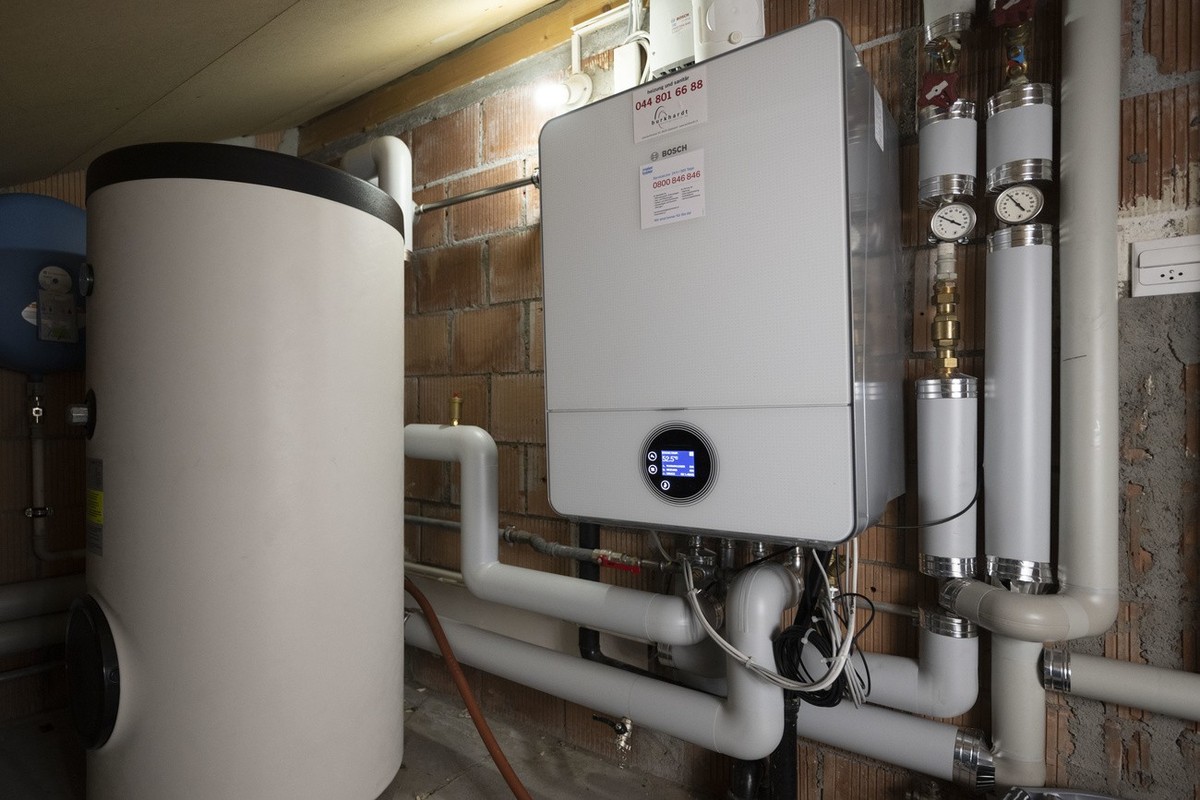 Der Brenner einer Gasheizung, rechts, und der Warmwasser-Boiler eines Einfamilienhaus, fotografiert am Freitag, 11. Maerz 2022 in Wallisellen. (KEYSTONE/Christian Beutler)
