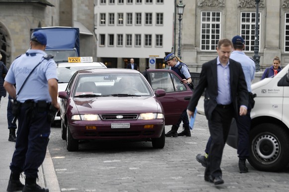 CAPTION ADDITION: Kontrollen der Zuercher Stadtpolizei in der Innenstadt von Zuerich am Mittwoch, 13. Juli 2016. Nach einer Mitteilung der Stadtpolizei Zuerich wurde im Zuercher Kreis 1 das Uhrenateli ...