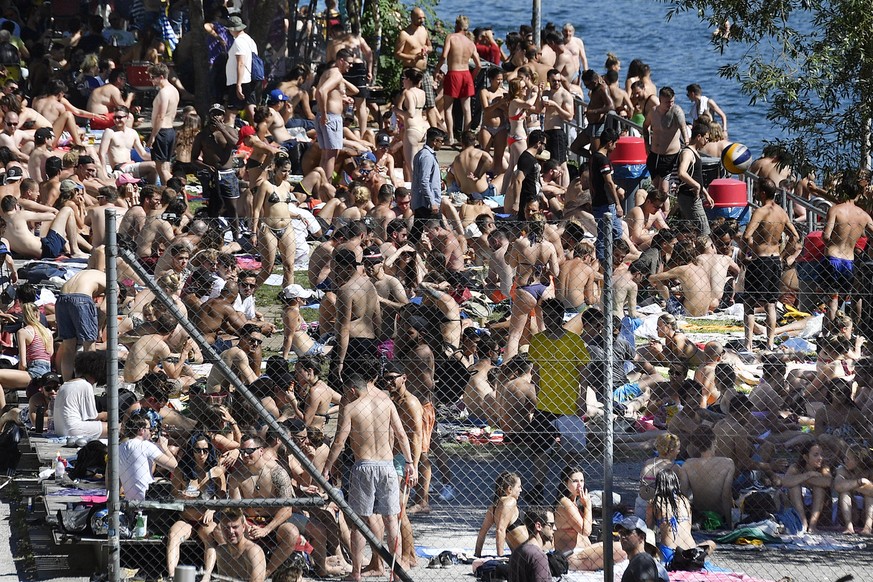 Kein Platz bleibt frei im Flussbad Oberer Letten in Zuerich am Sonntag, 11. Juni 2017. (KEYSTONE/Walter Bieri)