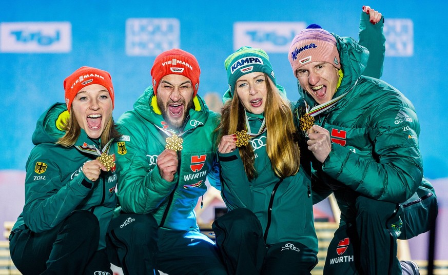 02.03.2019, Seefeld, AUT, FIS Weltmeisterschaften Ski Nordisch, Seefeld 2019, Skisprung, Mixed Team, Siegerehrung, im Bild Weltmeister und Goldmedaillengewinner Katharina Althaus (GER), Markus Eisenbi ...