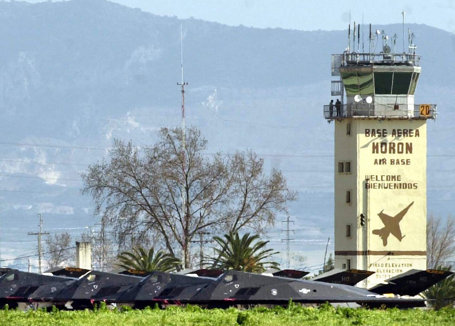 SEV10 - 20030205 - MORON AIR BASE , SEVILLE , SPAIN : A squadron of twelve F-117 fighter planes of the US Army on the tarmac of the Spanish air base in Moron de la Frontera in Seville, Andalusia, sout ...