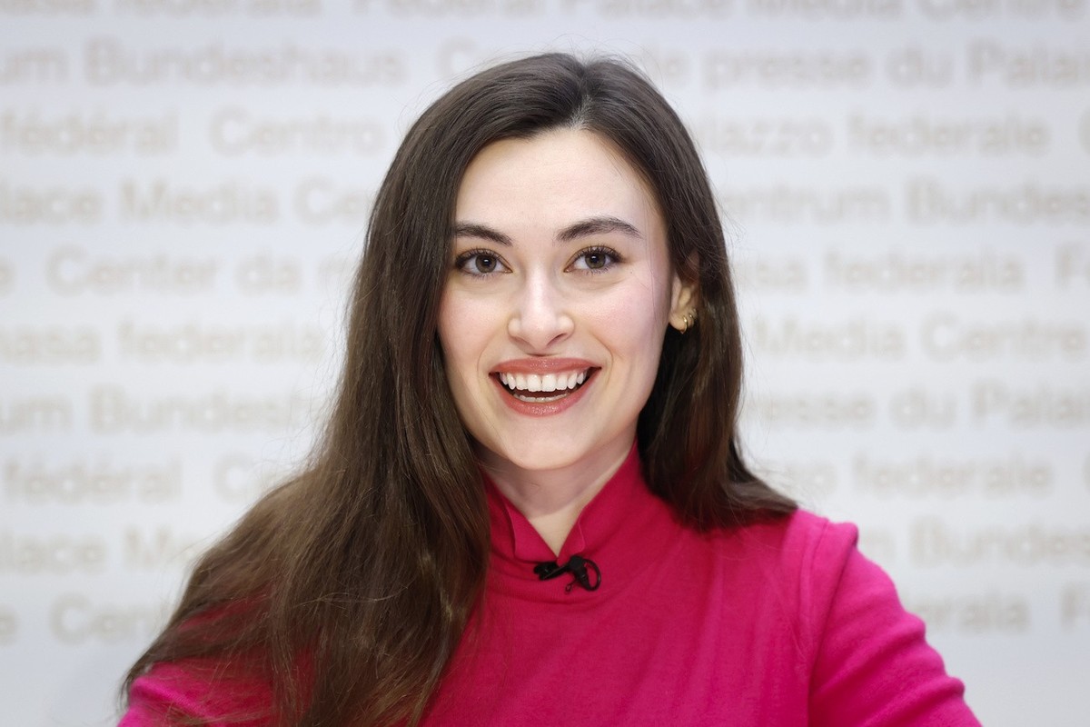 Sanija Ameti, Co-Praesidentin Operation Libero, spricht waehrend einer Medienkonferenz zur Lancierung der Europa-Initiative, am Dienstag, 2. April 2024 in Bern. (KEYSTONE/Peter Klaunzer)