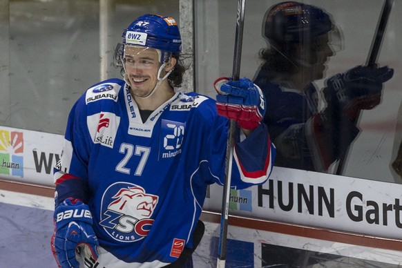 ZSC Lions Stuermer Roman Wick feiert seinen zweiten Treffer zum 8-3 waehrend dem Eishockey-Meisterschaftsspiel der National League A zwischen den ZSC Lions und den SCL Tigers am Sonntag, 19. Februar 2 ...