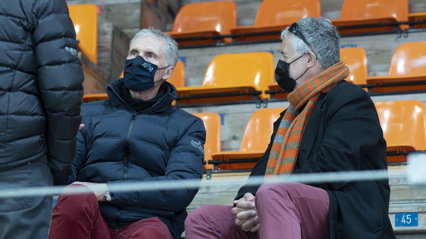 Tigers Chef Scout Alfred Bohren, links, Peter Zahner, CEO ZSC Lions, Mitte und Chronist Klaus Zaugg, rechts, waehrend dem Meisterschaftsspiel der National League zwischen den SCL Tigers und den ZSC Li ...