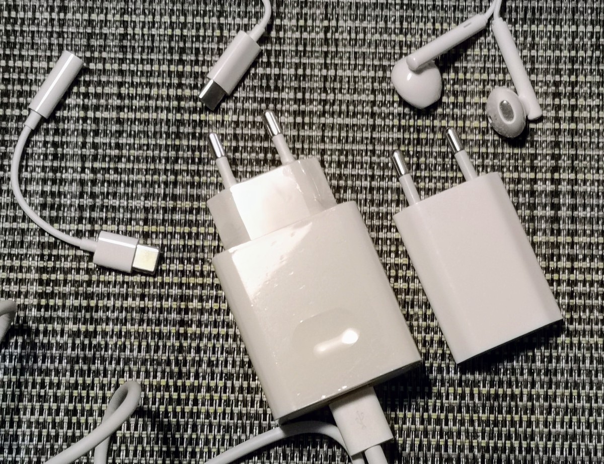 Das Huawei-Ladegerät (40 Watt) ist deutlich grösser und ein Vielfaches schneller als das Ladegerät des iPhone (5 Watt).