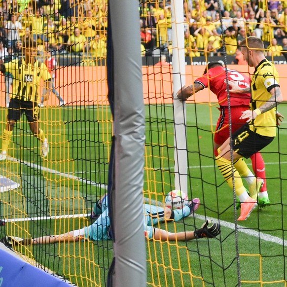 IMAGO / Team 2

Karim Adeyemi (Borussia Dortmund), hinten links, erzielt das Tor zum 1:0, Marco Reus (Borussia Dortmund), re., stochert nach 06.08.2022, Fussball GER, Saison 2022 2023, 1. Bundesliga,  ...