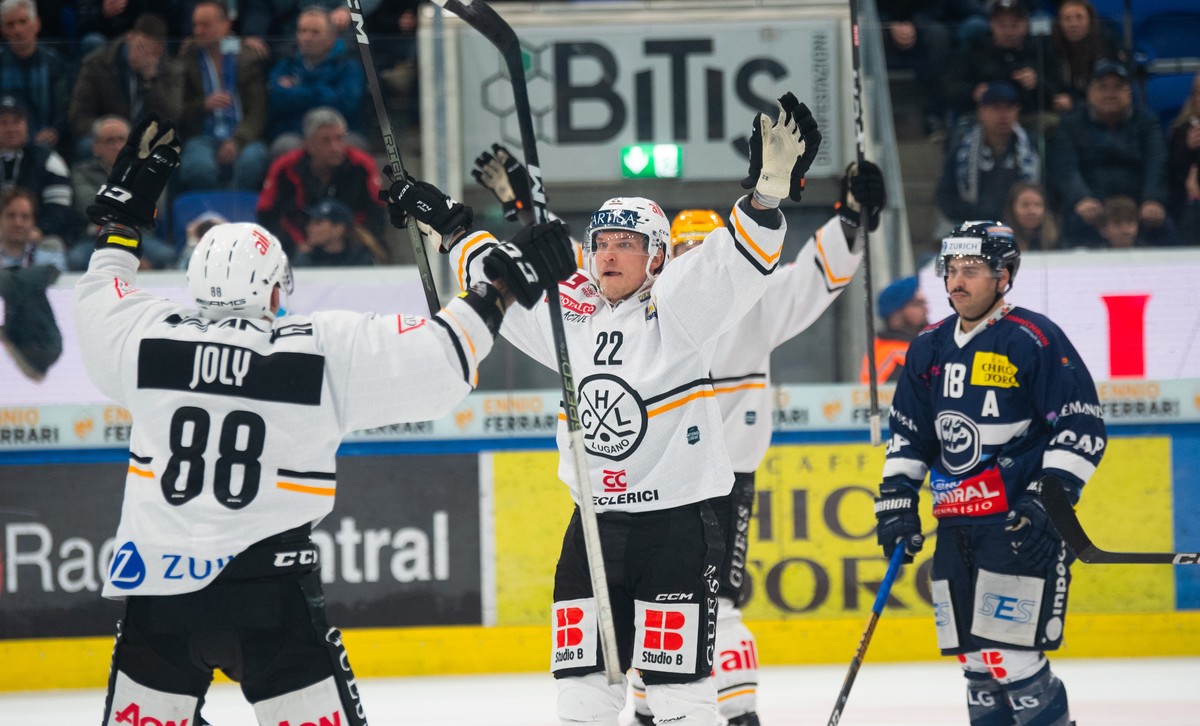 Lugano's player Santeria Alatalo, center, celebrates the 4-4 goal, during the first round Play-in game of National League Swiss Championship 2023/24 between HC Ambri Piotta and HC Lugano, at the  ...