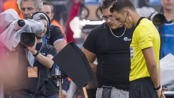 L?abitre Sandro Schaerer regarde la VAR, lors de la rencontre de football de Super League entre le FC Sion et le FC Basel 1893 ce vendredi 19 juillet 2019 au stade de Tourbillon a Sion. (KEYSTONE/Jean ...