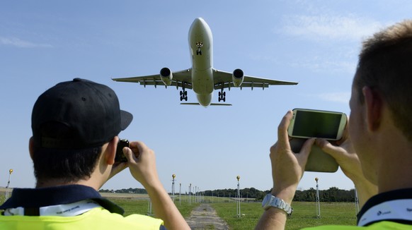 Für den London City Airport zu gross: Eine Airbus 320 der Swiss landet auf dem Flughafen Chateauroux in Frankreich.