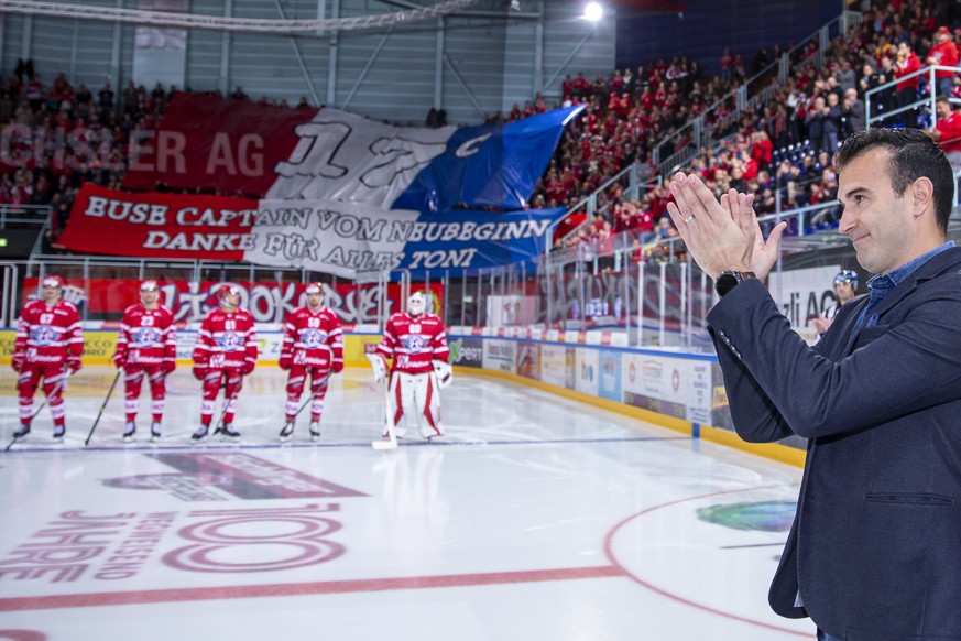 Der ehemalige captain der SC Rapperswil-Jona Lakers Antonio Rizzello wird vom Verein geehrt und sein Leibchen ans Hallendach gezogen vor dem Eishockey-Meisterschaftsspiel der National League zwischen  ...