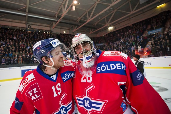 Kloten&#039;s forward Steve Kellenberger, left, and Kloten&#039;s goaltender Martin Gerber, right, celebrate after winning the Cup during the Swiss Ice Hockey Cup final game between EHC Kloten and Gen ...