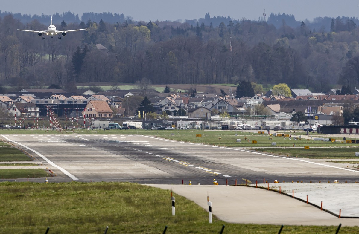 Ein Flugzeug der Swiss landet auf der Piste 28 des Flughafens Zuerich, am Freitag, 31. Maerz 2023 in Zuerich Kloten. Die zustaendige Kommission des Zuercher Kantonsrats hat sich mit 8 zu 7 Stimmen fue ...