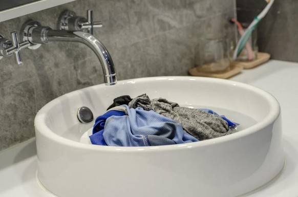 Waschmaschinen im Becken