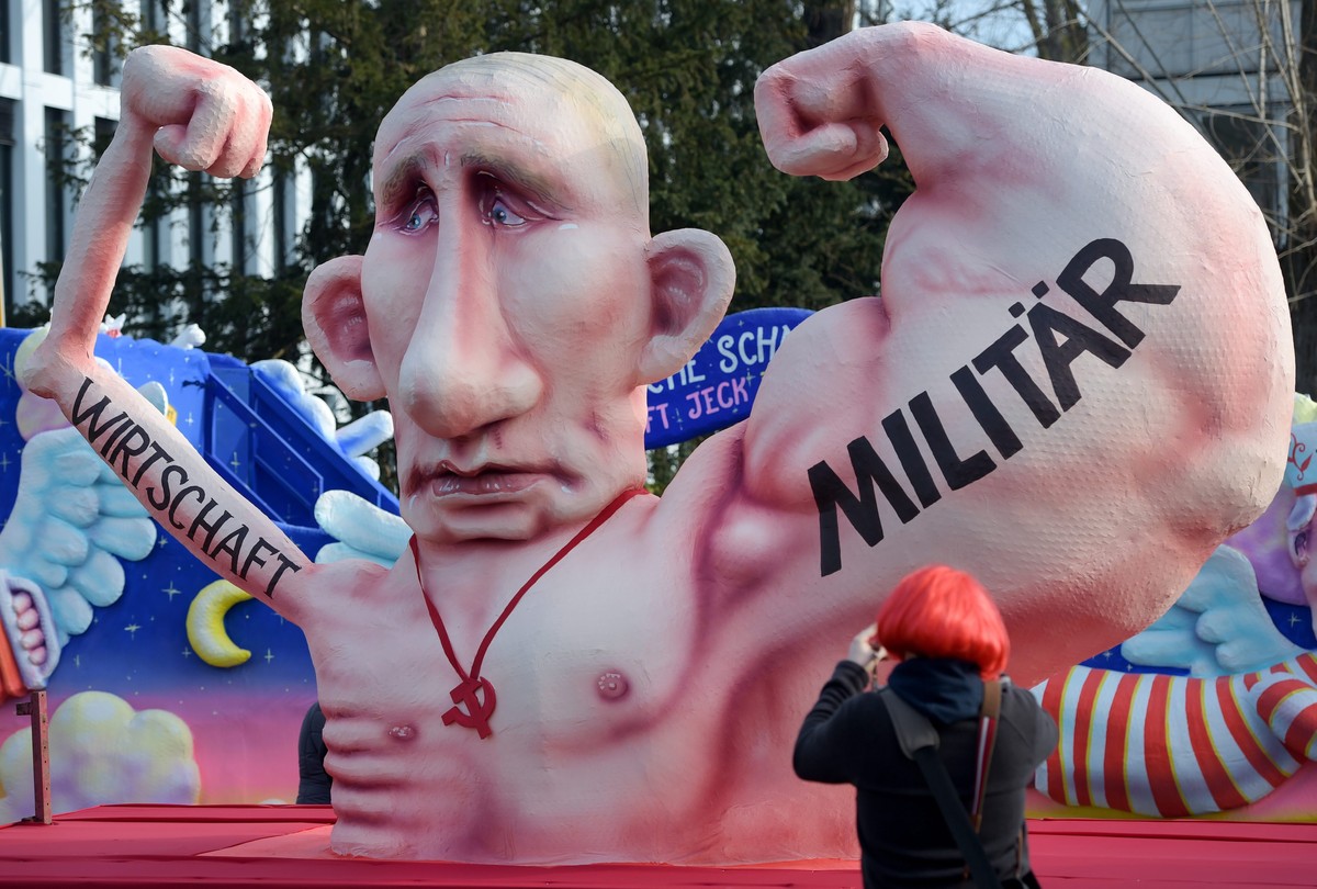epaselect epa04622456 A figure depicting Russian President Vladimir Putin on a carnival float as part of the 'Rosenmontag' carnival parade in Duesseldorf, Germany, 16 February 2015. His musc ...