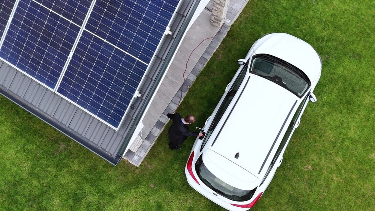 Mit der Verbreitung von E-Autos und Solaranlagen wächst das Interesse am bidirektionalen Laden. Doch gegenüber dem E-Auto