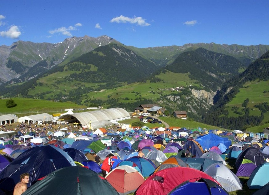 Eine kleine Zeltstadt beim 17. Open Air in Val Lumnezia am Samstag, 21. Juli 2001 in Val Lumnezia in der Naehe von Ilanz. Herrliches Sommerwetter hatten die Besucher am Samstag, im Gegensatz zum Vorta ...