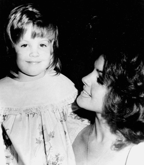 1972: Lisa Marie Presley with her mother, Priscilla, daughter and wife of rock n roll singer, actor, Elvis Presley. PUBLICATIONxINxGERxSUIxAUTxONLY UnitedArchives00956922