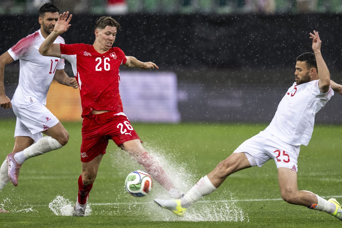 epa13006749 Switzerland's Cedric Itten, left, fights for the ball with Jordan's Mohammad Al-Dawoud during the international friendly soccer match between Switzerland and Jordan, at the kybun ...