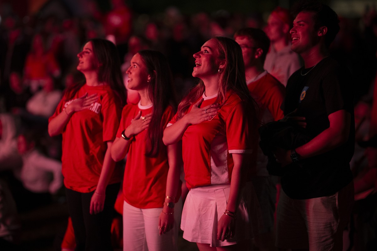 KEYPIX - Fans singen die Nationalhymne an einem Public Viewing des Fussball WM Viertelfinal zwischen Argentinien und der Schweiz mit Anpfiff um drei Uhr morgens, am Sonntag, 12. Juli 2026, auf dem Fus ...