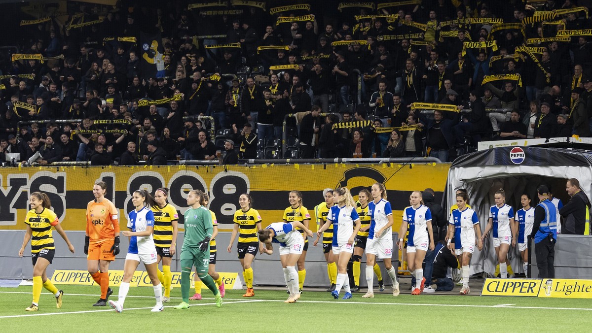 Die Teams von YB und GC kommen aufs Spielfeld vor ueber 8000 Zuschauern im Fussball Meisterschaftsspiel der Women's Super League zwischen dem BSC YB-Frauen und dem Grasshopper Club Zuerich, am Sa ...