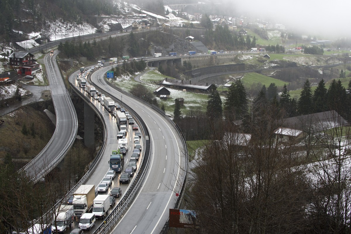 Osterwochenende Verkehr staut sich auf der A2 Richtung Sueden, am Donnerstag, 2 April 2015, in der Naehe von Wassen. (KEYSTONE/Anthony Anex)

Easter holiday traffic queues up at the motorway A2 dire ...