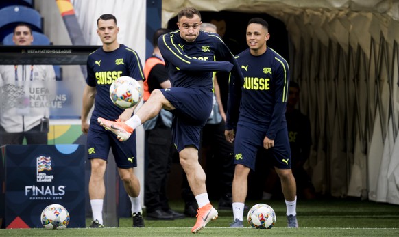 epa07625628 Switzerland&#039;s midfielder Xherdan Shaqiri (C) in action next to Switzerland&#039;s midfielder Granit Xhaka (L) and Switzerland&#039;s midfielder Noah Okafor during a training session a ...