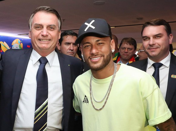 Neymar schlägt Gegner wegen Rassismus: «Bereue nur, nicht das Gesicht getroffen zu haben»
Sich aber mit einem bekennenden Rassisten wie Bolsonaro ablichten lassen und seinen Wahlkampf unterstützen ist ...