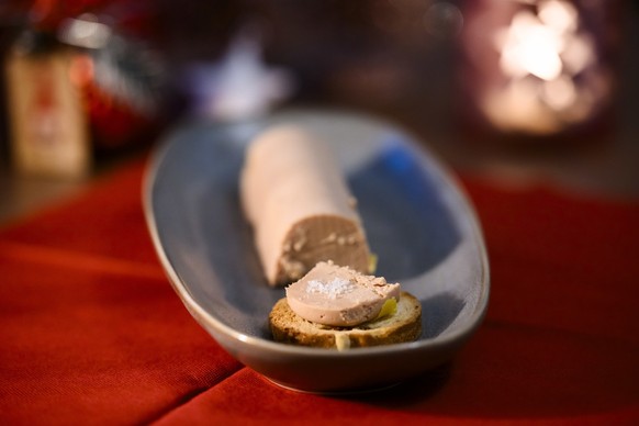 Un morceau de fois gras est photographie dans une assiette pendant la periode de Fetes le samedi 30 decembre 2023 a Lausanne. L&#039;initiative demandant l&#039;interdiction des importations de foie g ...