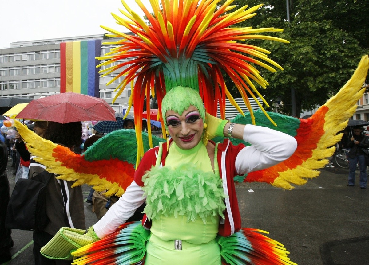Einige Tausend zum Teil fantasievoll kostuemierte Homosexuelle sind am Samstag, 2. Juni 2007, auf dem Zuercher Helvetiaplatz zusammengekommen, um zu feiern und fuer die Rechte der Schwulen und Lesben ...