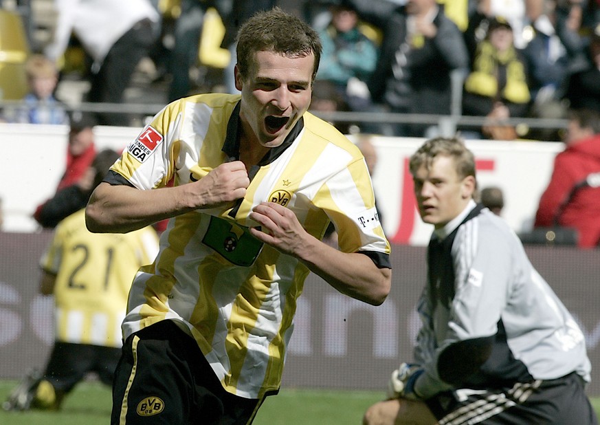 Dortmund&#039;s Alexander Frei of Switzerland celebrates after scoring while Schalke&#039;s goalkeeper Manuael Neuer looks on during German first division soccer match between Borussia Dortmund and Sc ...