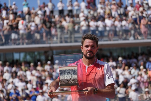 <p>Stan Wawrinka wird nach seiner Niederlage verabschiedet …</p>