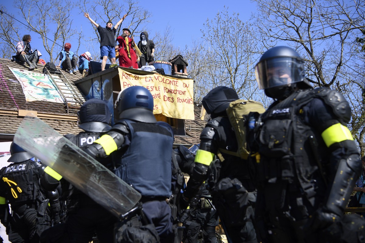 epa09106755 Swiss police officers and protesters clash during the operation of the eviction of environmental protesters from the ZAD de la Colline "Zone A Defendre" (zone to defend) installe ...