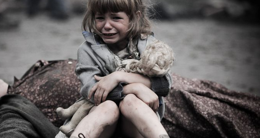 Es war ein Fake: Das Bild des weinenden Mädchens neben seiner toten Mutter ist nicht im Krieg in der Ost-Ukraine, sondern am Filmset entstanden.