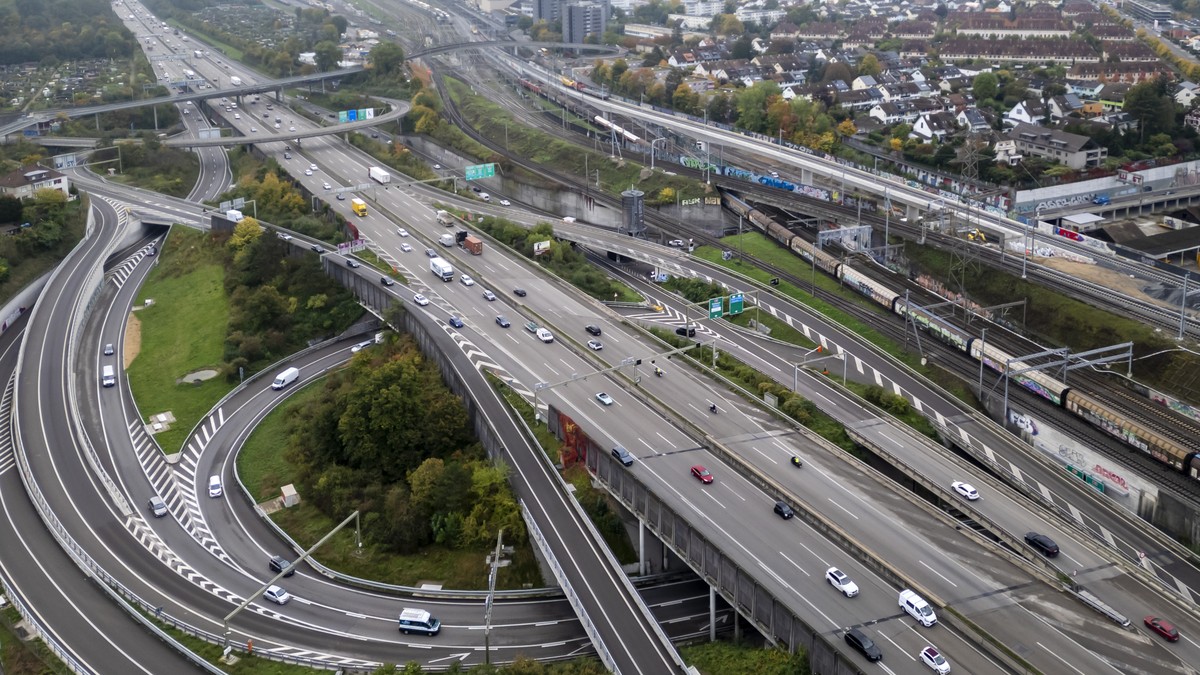 -ber-1000-Bussen-am-Tag-Birsfelder-Durchgangsz-lle-ernten-Kritik