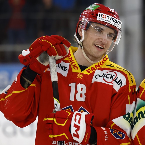 Biels Torhueter Harri Saeteri und Biels Yanick Stampfli nach dem Eishockey Meisterschaftsspiel der National League zwischen EHC Biel und Fribourg-Gotteron, am Freitag, 24. Februar 2023, in der Tissot  ...