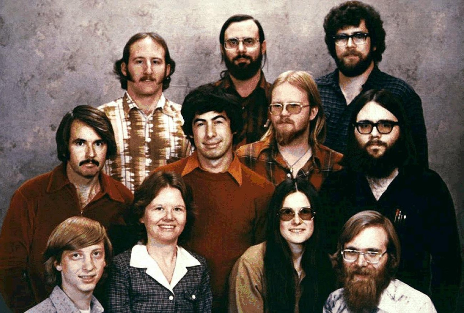 So geht Gruppenfoto. Die Microsoft-Gründer und ihre ersten Mitarbeiter. Unten links <strike>Tony Hawk</strike>, <strike>Wayne Gretzky</strike>, Bill Gates, unten rechts Paul Allen. 