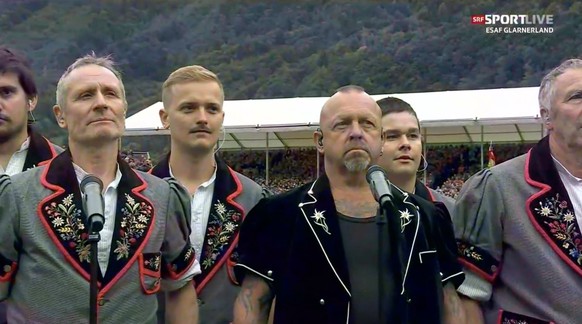 Gölä singt am ESAF 2025 in Mollis die Schweizer Hymne.