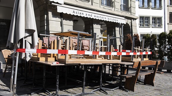 Die einschneidenden Massnahmen gegen die Verbreitung des Coronavirus dürften die Schweizer Wirtschaft 2020 in eine Rezession stürzen - im Bild ein geschlossenes Restaurant in Bern.